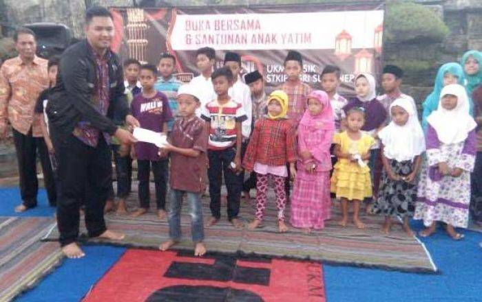 Mahasiswa di Sumenep Ini Ngamen untuk Santuni Anak Yatim Mahasiswa di Sumenep Ini Ngamen untuk Santuni Anak Yatim