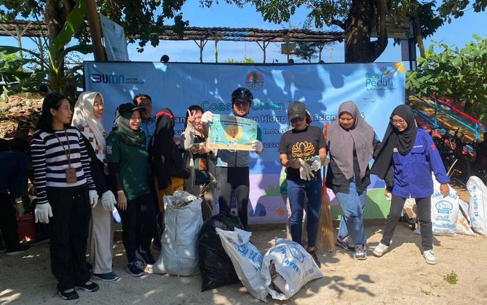 Hari Lingkungan Hidup Sedunia, PLN Ajak Masyarakat Tuban Bersih-Bersih Pantai Hari Lingkungan Hidup Sedunia, PLN Ajak Masyarakat Tuban Bersih-Bersih Pantai