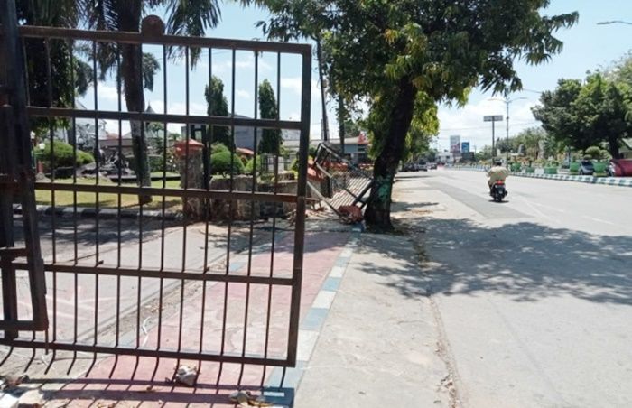 Pagar Jebol Akibat Aksi Demo Mahasiswa Belum Diperbaiki, DPRD Sumenep Sebut Tunggu SItuasi Aman Pagar Jebol Akibat Aksi Demo Mahasiswa Belum Diperbaiki, DPRD Sumenep Sebut Tunggu SItuasi Aman