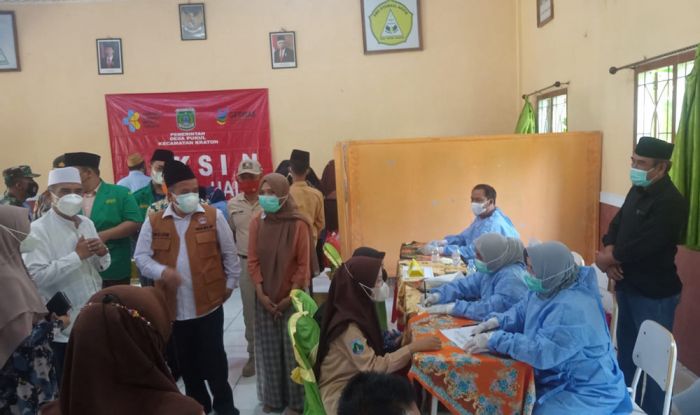 Warga dan Santri Antusias Ikuti Vaksinasi Covid-19 di Pondok Pesantren Syamsul Arifin Warga dan Santri Antusias Ikuti Vaksinasi Covid-19 di Pondok Pesantren Syamsul Arifin