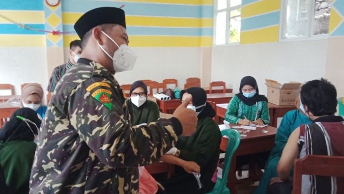 Hadiri Vaksinasi MWC NU Kebomas Gresik, Bupati Gus Yani Semangati Warga dan Petugas Kesehatan