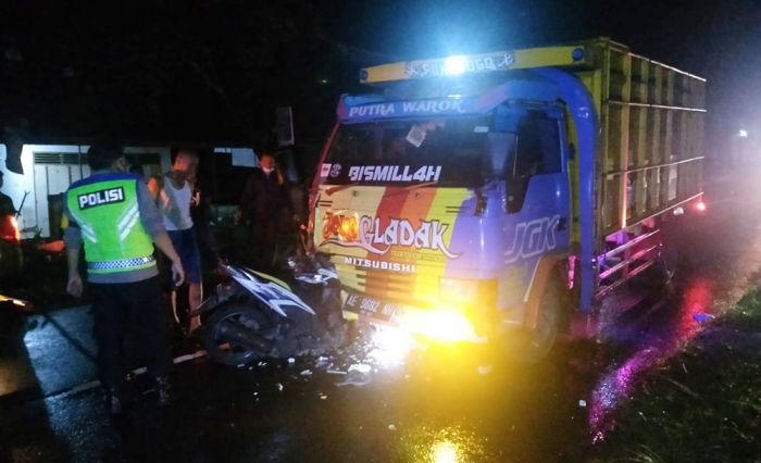 ​Pulang Malam Mingguan Dua Pemuda Tabrak Truk, Meninggal Seketika