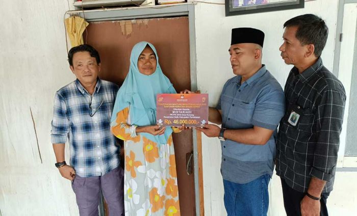 KPU Pamekasan Serahkan Santunan Rp36 Juta Kepada Keluarga PKTPS yang Meninggal Dunia