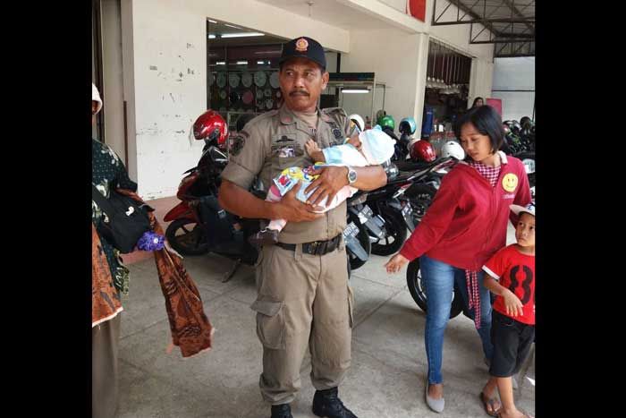 Satpol PP Pacitan Amankan Pengemis dengan Membawa Bayi Satpol PP Pacitan Amankan Pengemis dengan Membawa Bayi