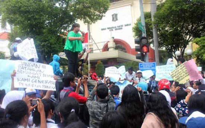 Dilarang Ikut UN, Ratusan Siswa YP Trisila Surabaya Wadul Dewan Dilarang Ikut UN, Ratusan Siswa YP Trisila Surabaya Wadul Dewan