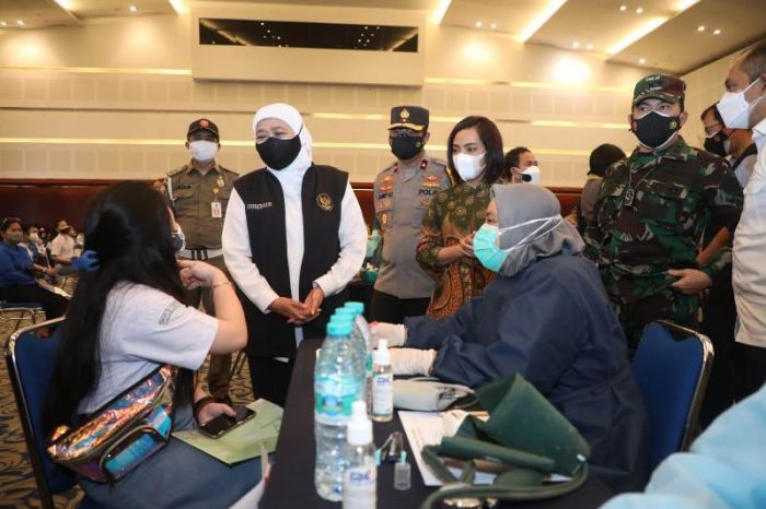 Khofifah Tinjau Vaksinasi di Grand City, ITS dan Unesa, Dorong Akselerasi di Kampus Khofifah Tinjau Vaksinasi di Grand City, ITS dan Unesa, Dorong Akselerasi di Kampus