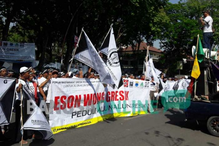 Tolak Proyek Revitalisasi Alun-Alun, Ratusan Massa Demo DPRD Gresik