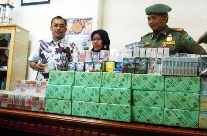 Satpol PP Kota Batu Serahkan Ribuan Rokok Bodong Hasil Razia ke Bea Cukai Satpol PP Kota Batu Serahkan Ribuan Rokok Bodong Hasil Razia ke Bea Cukai