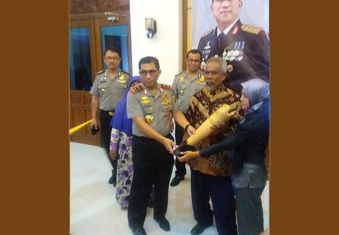 Kapolda Jatim Bantu Kaki Palsu untuk Anggota yang Cacat Kapolda Jatim Bantu Kaki Palsu untuk Anggota yang Cacat