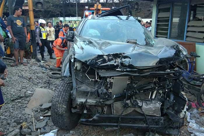 Pajero Dihantam Kereta Api di Pagesangan, 3 Orang Tewas Pajero Dihantam Kereta Api di Pagesangan, 3 Orang Tewas