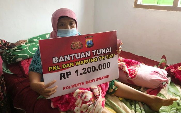 Polresta Banyuwangi Jemput Bola Serahkan Bantuan Tunai kepada PKL dan Warung