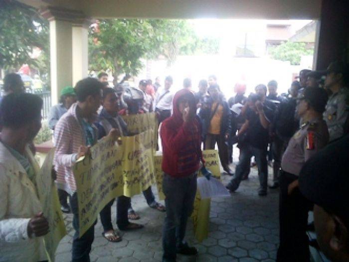 Kejati OTT, KPPT dan Kejari Bangkalan Didemo Kejati OTT, KPPT dan Kejari Bangkalan Didemo