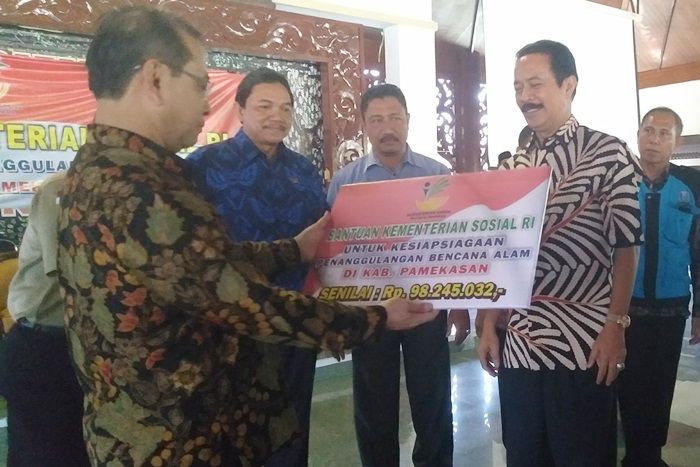 Pj Bupati Pamekasan Terima Bantuan Dana Penanggulangan Bencana dari Kemensos Pj Bupati Pamekasan Terima Bantuan Dana Penanggulangan Bencana dari Kemensos