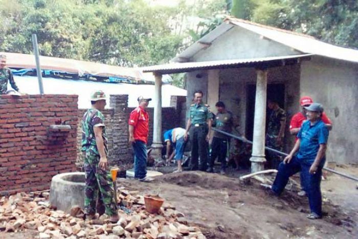 Bedah Rumah di Desa Kaloran Nganjuk Libatkan Warga, Anggota Koramil dan Muspika Ngronggot