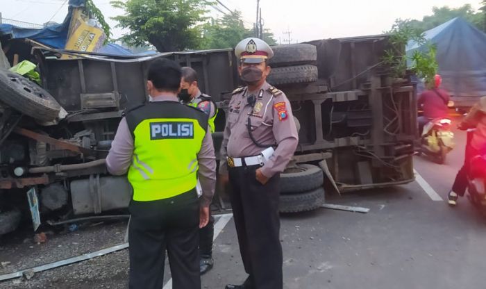 Tabrak Tiang Listrik, Truk Terguling di Jalan Raya Trosobo Sidoarjo