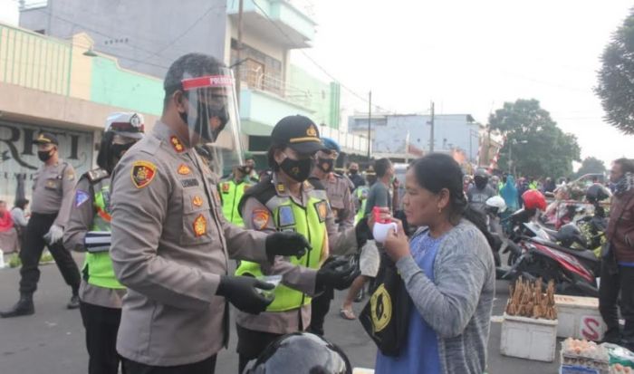 Kesadaran Bermasker Rendah, Polisi dan TNI di Blitar Turun Tangan Kesadaran Bermasker Rendah, Polisi dan TNI di Blitar Turun Tangan