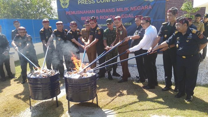 Bea Cukai Madura Musnahkan Jutaan Batang Rokok Ilegal Bea Cukai Madura Musnahkan Jutaan Batang Rokok Ilegal