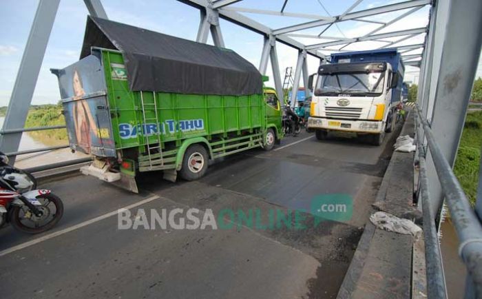 Kendaraan Muatan Lebih 8 Ton Resmi Dilarang Melintas Jembatan Ploso, Kondisi Sudah Memprihatinkan Kendaraan Muatan Lebih 8 Ton Resmi Dilarang Melintas Jembatan Ploso, Kondisi Sudah Memprihatinkan
