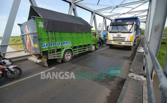 Kendaraan Muatan Lebih 8 Ton Resmi Dilarang Melintas Jembatan Ploso, Kondisi Sudah Memprihatinkan