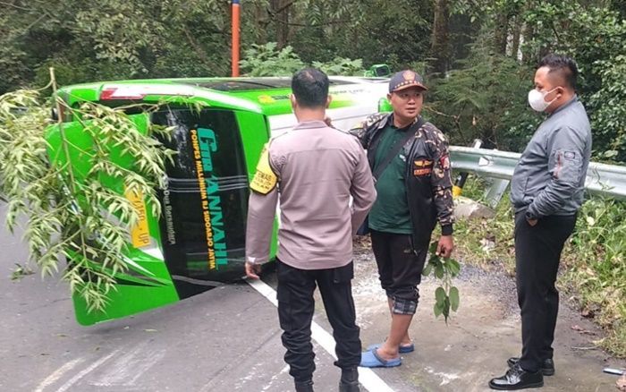 Minibus Rombongan Warga Sidoarjo Terguling di Jalan Raya Cemoro Sewu Magetan, Belasan Luka-Luka