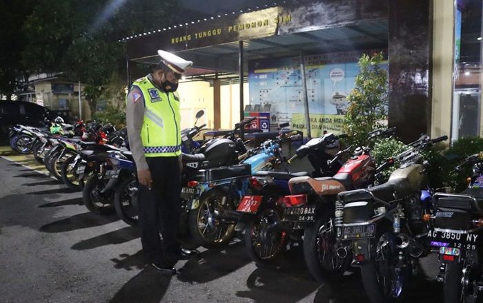 Resahkan Warga Kota Blitar, Polisi Razia Balap Liar: Amankan Puluhan Motor, Ada yang Pelat Merah Resahkan Warga Kota Blitar, Polisi Razia Balap Liar: Amankan Puluhan Motor, Ada yang Pelat Merah