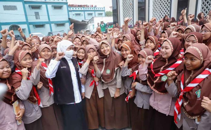 Gubernur Khofifah Ajak Remaja Siapkan Diri Menuju Indonesia Emas 2045 Gubernur Khofifah Ajak Remaja Siapkan Diri Menuju Indonesia Emas 2045