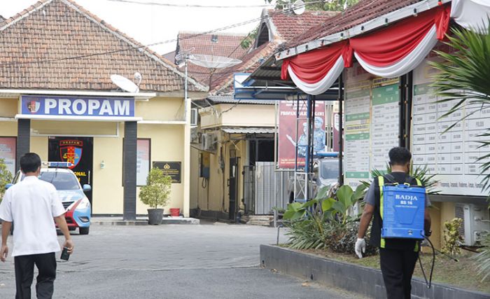 Cegah Corona, Lingkungan Polres Ngawi Tak Pernah Lepas dari Semprotan Disinfektan