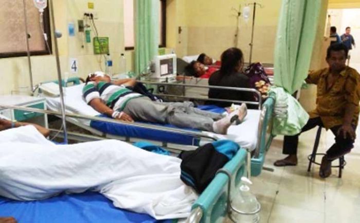Mobil Rombongan Tamu Mantenan Kecelakaan Ditabrak Trailer di Perak Jombang, 13 Luka-luka Mobil Rombongan Tamu Mantenan Kecelakaan Ditabrak Trailer di Perak Jombang, 13 Luka-luka