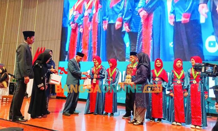Gelar Graduation Ceremony, Kepala SD Khadijah Surabaya Ingatkan Siswa Tetap Istiqomah Salat Duha Gelar Graduation Ceremony, Kepala SD Khadijah Surabaya Ingatkan Siswa Tetap Istiqomah Salat Duha