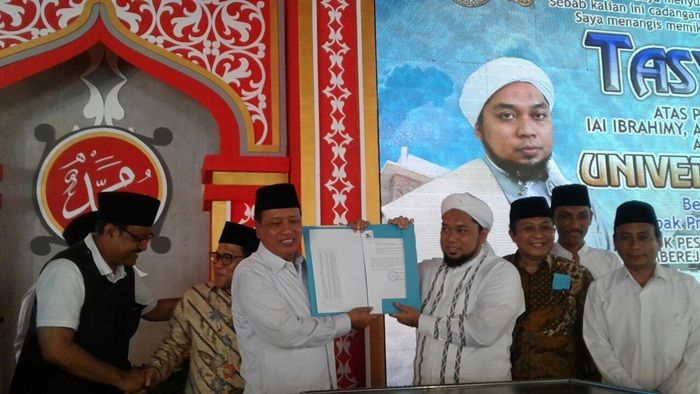 Menristekdikti Resmi Serahkan SK Universitas Ibrahimy kepada Ponpes Sukorejo