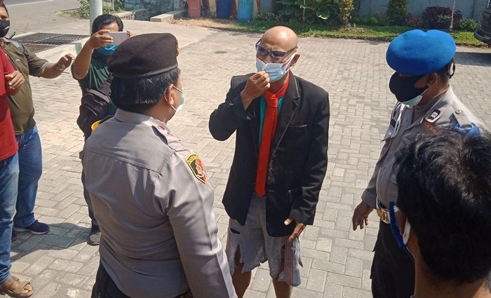 Buka Kesadaran Masyarakat, Pengusaha Kafe di Pasuruan Gelar Teatrikal Tunggal Buka Kesadaran Masyarakat, Pengusaha Kafe di Pasuruan Gelar Teatrikal Tunggal