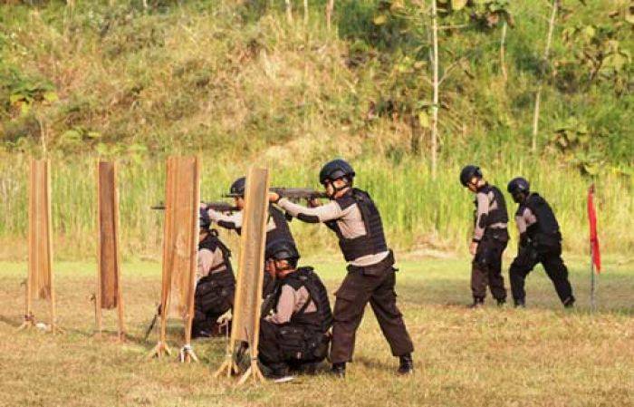 Persiapan Pengamanan Lebaran, Tim Wanteror Brimob Polda Jatim di Bojonegoro Gelar Latihan Menembak Persiapan Pengamanan Lebaran, Tim Wanteror Brimob Polda Jatim di Bojonegoro Gelar Latihan Menembak