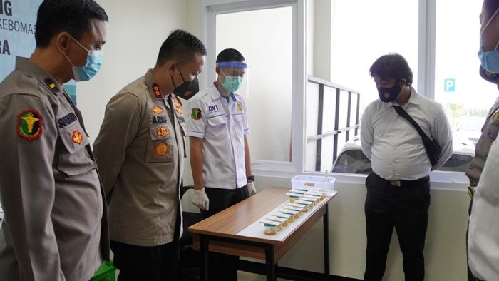 Cegah Anggota Salah Gunakan Narkoba, Polres Gresik Gelar Tes Urine Dadakan Cegah Anggota Salah Gunakan Narkoba, Polres Gresik Gelar Tes Urine Dadakan