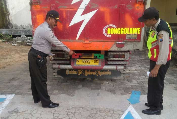Laka di Jalur Poros Montong: Motor Tabrak Truk, 1 Meninggal, 1 Luka Berat Laka di Jalur Poros Montong: Motor Tabrak Truk, 1 Meninggal, 1 Luka Berat