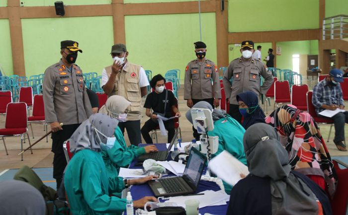 Pelaksanaan Vaksinasi Dosis Kedua di GOR Bung Hatta Ngawi Dicek Kapolres