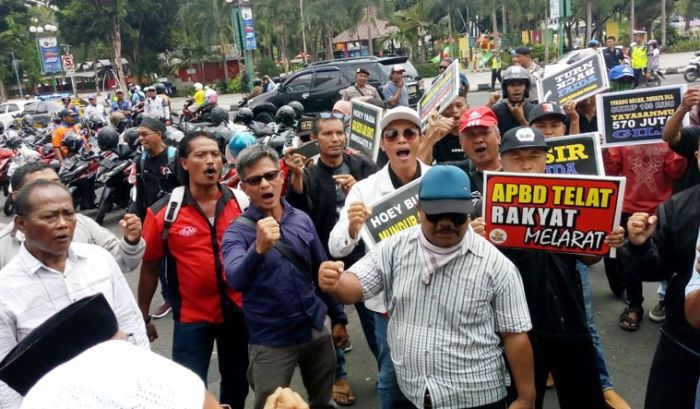 Sempat Terganggu Bunyi Sound dari Pendapa, Pengunjuk Rasa Ancam Gelar Aksi Lanjutan Jumat Besok Sempat Terganggu Bunyi Sound dari Pendapa, Pengunjuk Rasa Ancam Gelar Aksi Lanjutan Jumat Besok