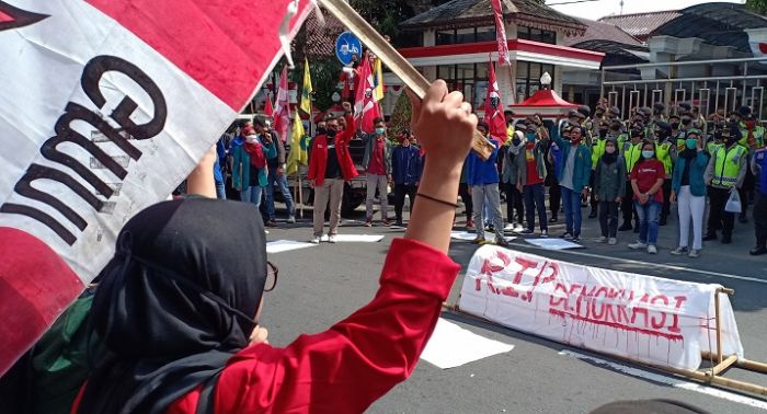 Bawa Replika Keranda, Aliansi Mahasiswa Blitar Gelar Aksi Tolak RUU Omnibus Law