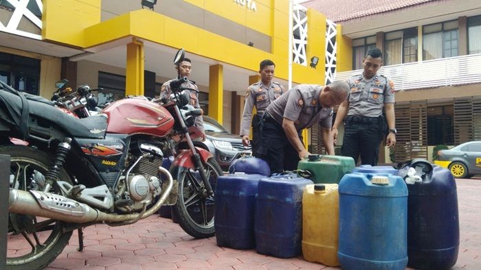 Polisi Bongkar Penimbunan BBM di Probolinggo Polisi Bongkar Penimbunan BBM di Probolinggo
