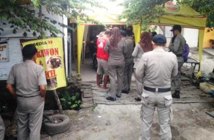 PKL Arteri Porong Tetap Berjualan, Sudah Ditegur Kecamatan agar Kios Dibongkar PKL Arteri Porong Tetap Berjualan, Sudah Ditegur Kecamatan agar Kios Dibongkar