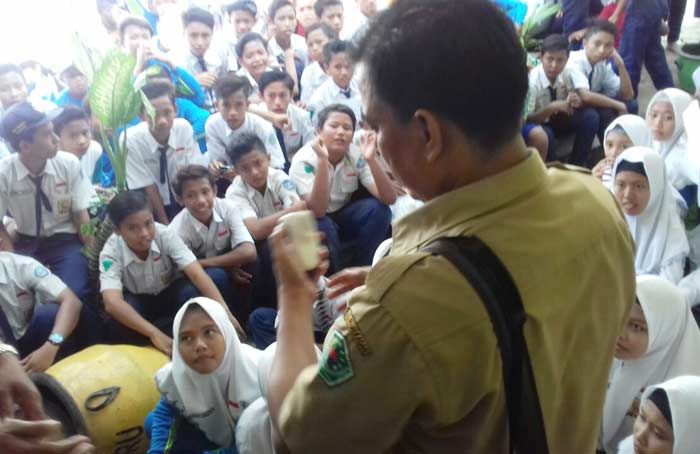 Murid-Murid SMPN 1 Tlanakan Demo Guru Olahraga Murid-Murid SMPN 1 Tlanakan Demo Guru Olahraga