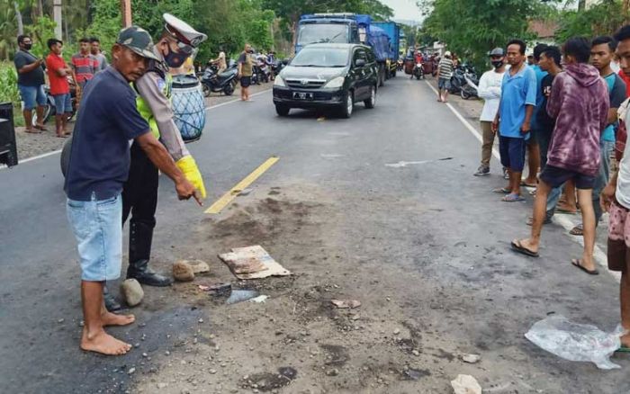 Senggolan, Pemotor Tewas Terlindas Truk Trailer di Jalan Raya Banyuwangi-Situbondo Senggolan, Pemotor Tewas Terlindas Truk Trailer di Jalan Raya Banyuwangi-Situbondo