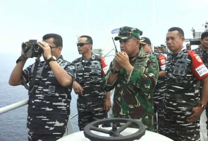 Pangarmatim Tinjau Gelar Latihan Demo Aksi Tempur Laut di Perairan Banongan Pangarmatim Tinjau Gelar Latihan Demo Aksi Tempur Laut di Perairan Banongan