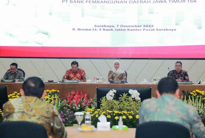 Hadiri RUPSLB Bank Jatim, Gubernur Khofifah Ungkapkan Strategi Menangkan Pasar Hadiri RUPSLB Bank Jatim, Gubernur Khofifah Ungkapkan Strategi Menangkan Pasar
