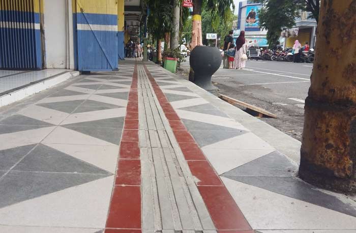 Trotoar Jalan Protokol di Lumajang Dilengkapi Jalur Difabel Trotoar Jalan Protokol di Lumajang Dilengkapi Jalur Difabel