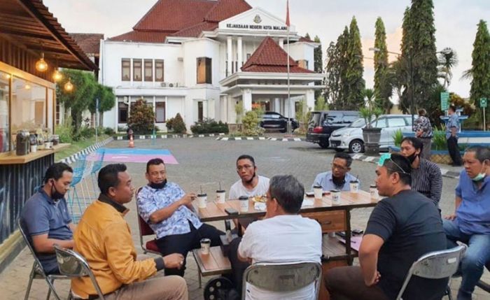 Pertemuan Kajari dan Eks Plt. Direktur RPH Disorot, Lira: Kepercayaan Publik Dipertaruhkan Pertemuan Kajari dan Eks Plt. Direktur RPH Disorot, Lira: Kepercayaan Publik Dipertaruhkan
