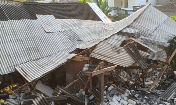Truk yang Terguling Timpa Rumah Warga Kembangan Sudah Dievakuasi, Bangunan Hancur Berantakan Truk yang Terguling Timpa Rumah Warga Kembangan Sudah Dievakuasi, Bangunan Hancur Berantakan