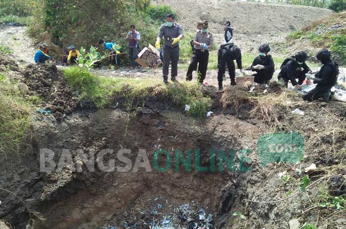 Tim Gegana Ledakkan 1 Kwintal Lebih Bahan Mercon dan Ribuan Petasan Sitaan Polres Jombang