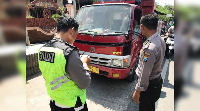 Tabrakan Maut Motor Vega vs Truk Pengangkut Semen di Pamekasan, Dua Korban Jiwa Tewas Tabrakan Maut Motor Vega vs Truk Pengangkut Semen di Pamekasan, Dua Korban Jiwa Tewas