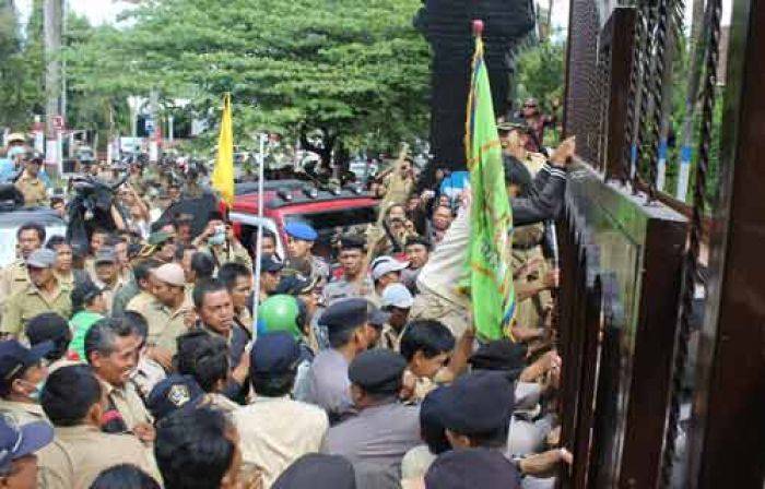Demo Ratusan Kades di Blitar Ricuh, Tuntut Pencairan ADD Demo Ratusan Kades di Blitar Ricuh, Tuntut Pencairan ADD