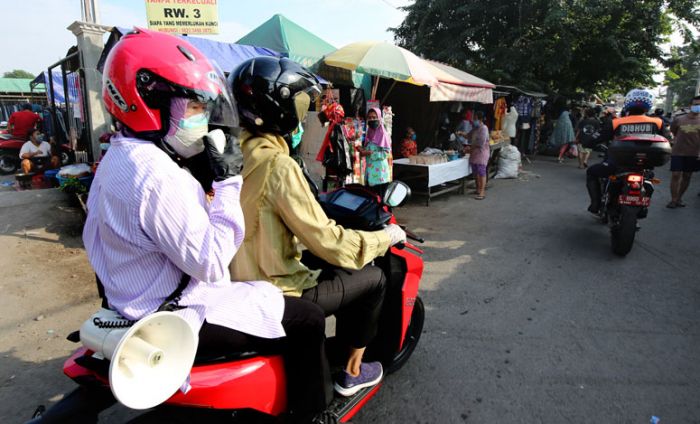 Ingatkan Warga Pakai Masker, Wali Kota Risma Blusukan ke Wilayah Sawahan dan Rungkut